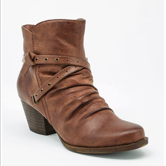 BareTraps Shoes - BareTraps ROMA bootie, size 10